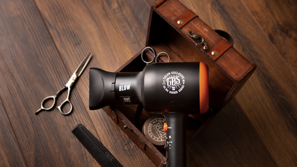 2026 電動刮鬍刀推薦:告別刮傷流血與紅腫!4 款熱門旋轉式與往復式男士電鬍刀評比